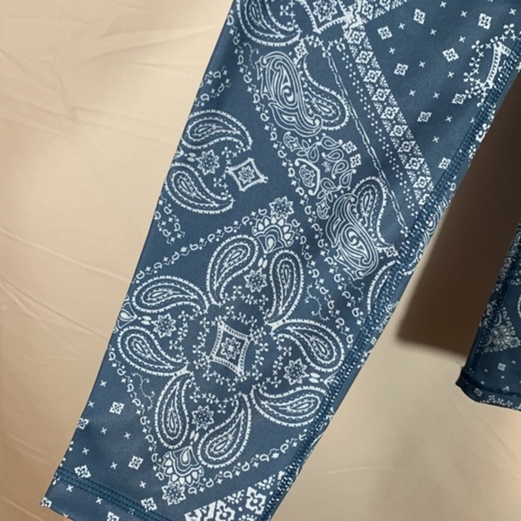 American Eagle Blue Mandela Floral 7/8 Leggings - Picture 3 of 6